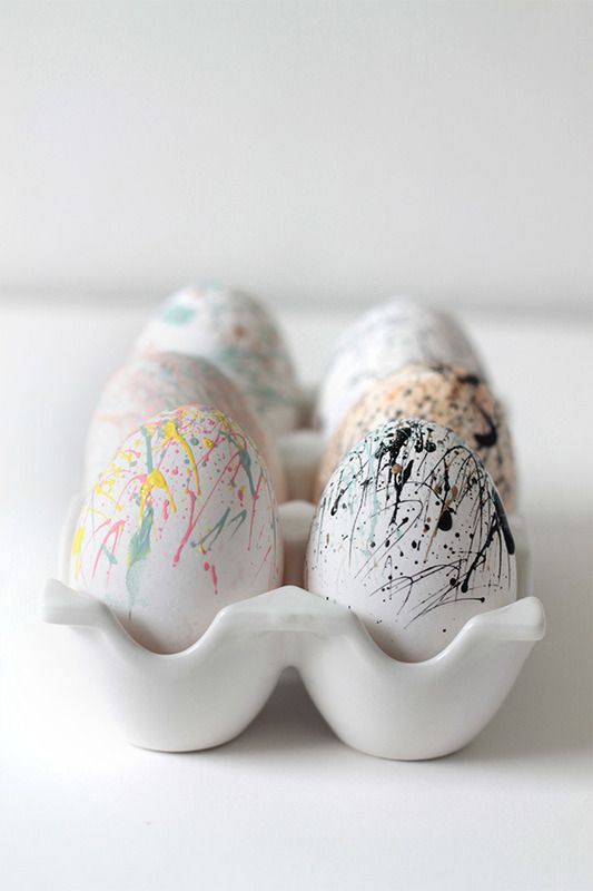 Cool Easter egg decorating ideas: DIY paint-splattered egg tutorial at Squirrelly Minds Unique Easter Eggs, Easter Eggs Diy, Bunny Crafts, Easter Crafts For Kids, Easter Treats, Easter Table, Easter Party, Easter Cactus, Do It Yourself Ostern