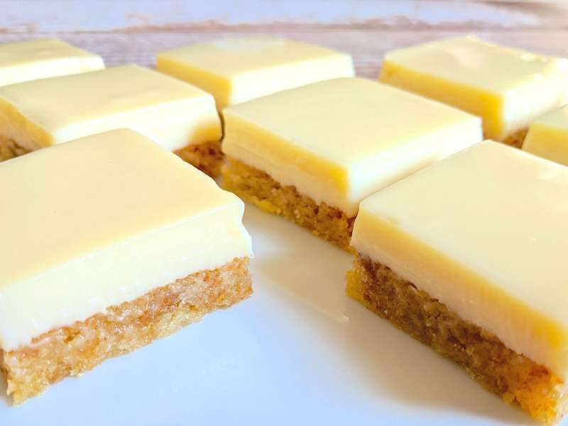 If you've ever wondered what to do with those crushed up bits of Weet-Bix at the bottom of the packet, this recipe is for you. Add some lemons and condensed milk and you can enjoy this wonderful slice. Lemon Dessert Recipes, Lemon Recipes, Baking Recipes, Cake Recipes, Weetbix Slice, Savoury Slice, No Bake Slices, Easy Slice, Pies Maker