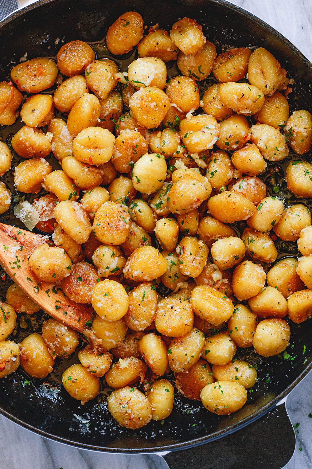Fried Butter Gnocchi with Garlic & Parmesan - #gnocchi #recipe #eatwell101 - Comfort food at its finest! This easy skillet gnocchi recipe takes only 15 mins to make and is perfect for weeknight dinners. - #recipe by #eatwell101 Italian Recipes, New Recipes, Vegetarian Recipes, Favorite Recipes, Healthy Recipes, Italian Cooking, Vegetarian Cooking, Vegetarian Barbecue, Gnocchi