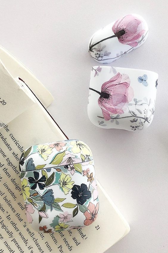 The floral print AirPods cases are made of soft, flexible and durable silicone and have a diameter of 2 mm for maximum protection against everyday shocks and a slim and lightweight form. Flower Pattern Design, Flower Patterns, Flower Designs, Floral Painting, Watercolor Flowers, Iphone 11, Iphone Cases, Floral Cases, Cute Cases