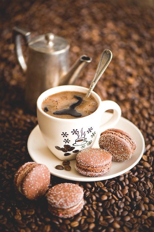 Coffee Macarons With A Cup Of Steaming Coffee Ruche Gida Coffee Break Yemek