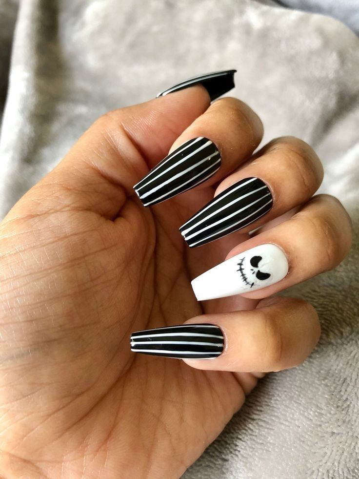 aesthetic trendy nails 2022 minimalism на квадратные короткие ногти длинные миндаль тренды маникюра на зиму visual instagram feed trends nailart idea designs for nail френч французский стильный идеальный маникюр идея дизайн курсы маникюра идеи для дизайна ногтей нюд нюдовый визуал мастера маникюра новинки идея для фото классика стемпинг акварель геометрия граффити маник в школу градиент чёрный маникюр белый маникюр на весну на лето на осень маникюр леопардовый маникюр молочный маникюр подростков Simple Acrylic Nails, Acrylic Nails Coffin Short, Best Acrylic Nails, Hot Nails, Swag Nails, Hair And Nails, Holloween Nails, Halloween Acrylic Nails, Halloween Nail Designs