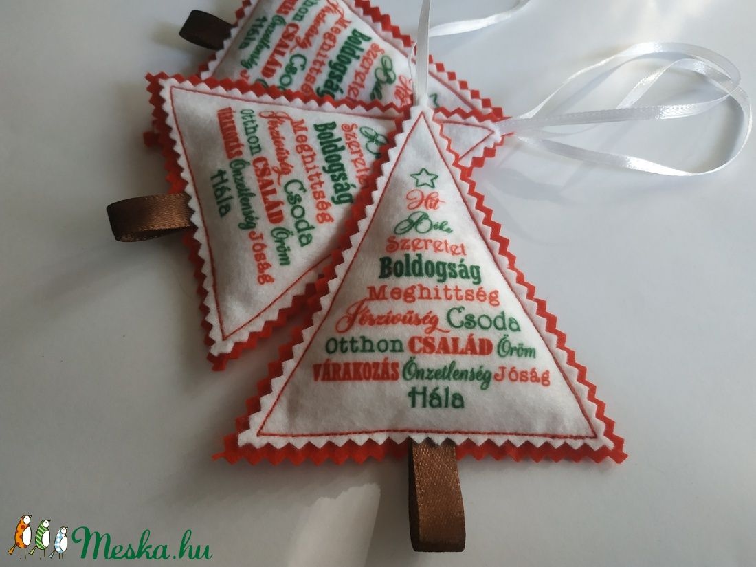 Fenyőfa alakú, kedves, akasztós díszek 3dbos szettben. Munkatársnak, egy kedves szomszédnak, tanító néninek aranyos ajándék lehet. A szett 3dbot tartalmaz fehér akasztóval, a hátulja egyszínű piros. Más mennyiségét is kérhet belőle, akár 30-40dbot is. Szállításban jelenleg a legolcsóbb a foxpost automata, ami bármekkora csomagra 865 Ft. Automata, Novelty Christmas, Christmas Ornaments, Holiday Decor, Christmas Jewelry, Christmas Decorations, Christmas Decor