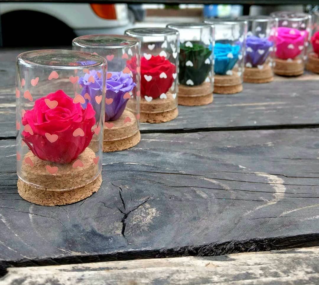 🌈 Rainbow 🌈 Mini Forever Roses 💕 #foreverrosesgreece #foreverroses #infinityroses #roses #colourfulroses #colours #rainbow #roseslover #love #glass #instaphoto #instalove #instaflower #instadaily #heart #thessaloniki #greece #floristshop Για περισσότερες πληροφορίες και διαθεσιμότητα προϊόντων στείλτε μας προσωπικό μήνυμα 💕 #anthos_theartofflowers Insta Photo, Rose Wine, Alcoholic Drinks, Table Decorations, Glass, Food, Home Decor, Decoration Home, Drinkware