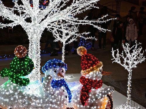 snowmen all lit up for christmas christmas pinterest christmas lights snowmen