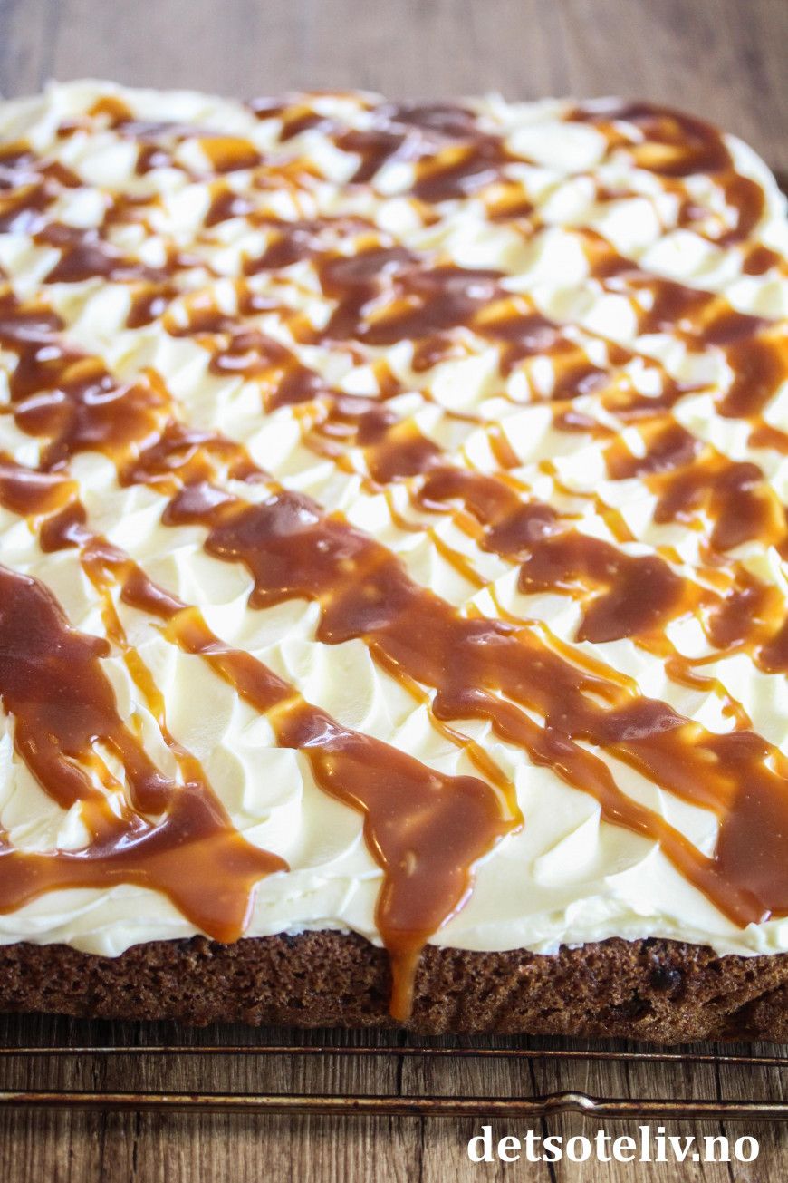 Gulrotkake i langpanne med karamell | Det søte liv Cake Desserts, Dessert Recipes, Cheescake Recipe, Delish, Yummy, Food Receipes, Brownie Cookies, International Recipes, Carrot Cake