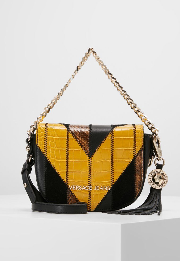 Porta via enorme isola Versace Jeans SADDLE BAG PATCHWORK - Borsa a mano - yellow - Zalando.it | Borse, Borsa a mano, Borse da sella Porta via enorme isola Versace Jeans SADDLE BAG PATCHWORK - Borsa a mano - yellow - Zalando.it | Borse, Borsa a mano, Borse da sella