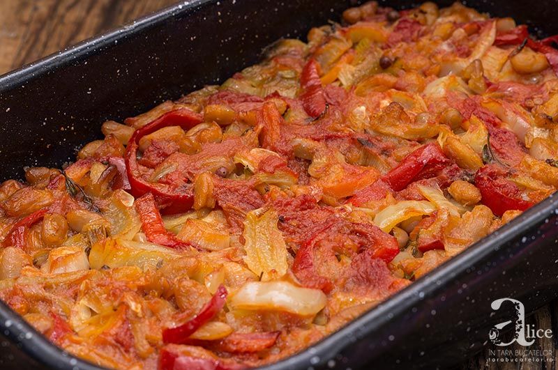 Mancare de fasole alba si legume la cuptor este o reteta de post, vegetariana sau cum va doriti sa ii spuneti, insa este un preparat rapid si fara pic de efort. Vegan Food, Vegan Recipes, Paella, Ethnic Recipes, Veggie Food, Vegane Rezepte, Vegan Meals, Vegetarian Food, Vegetarian Recipes
