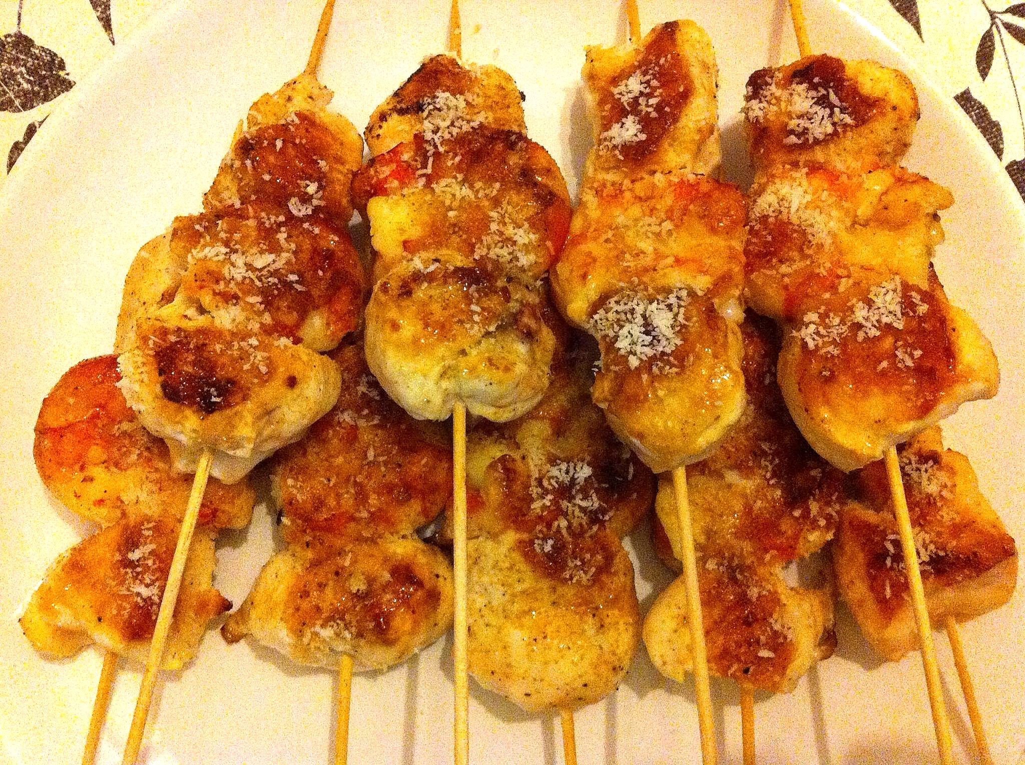 Brochetas de pollo al curry con coco
