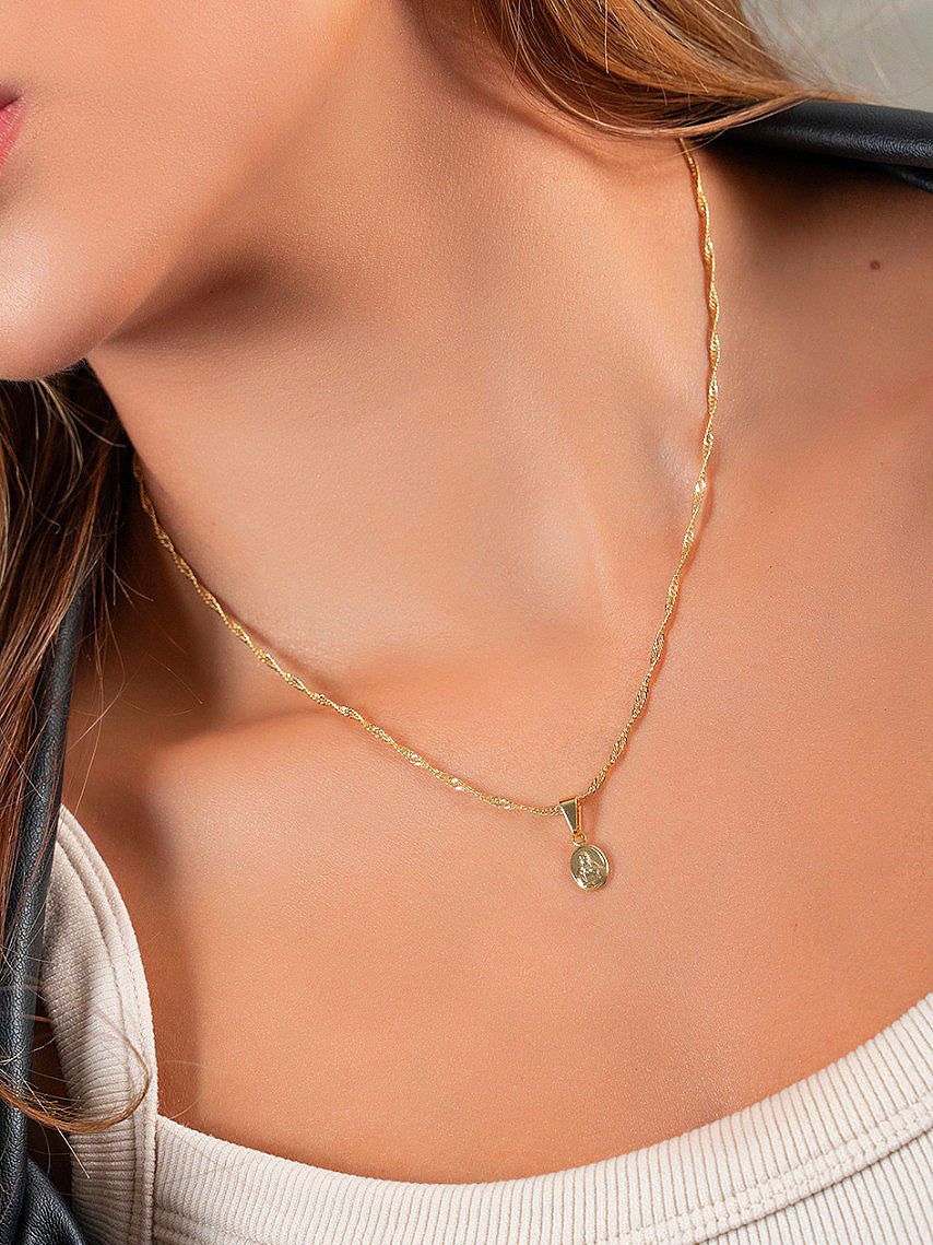 Es un diseño que une meticulosamente eslabones de manera retorcida, brindándole un diseño elegante y a la vez místico. 😊 Mejor dicho es una cadena que te va a combinar con todo 👌 y lo pueden llevar hombre y mujeres Medidas: Largo: 45cm Ancho: 2mm Broche: Italiano Tejido: Singapur Tipo de Garantía: sobre el tono (leer políticas de garantía) Tipo de material: oro laminado 18k Chokers, Necklace, Accessories, Jewelry, Products, Fashion, Lion, Man Women, Strength