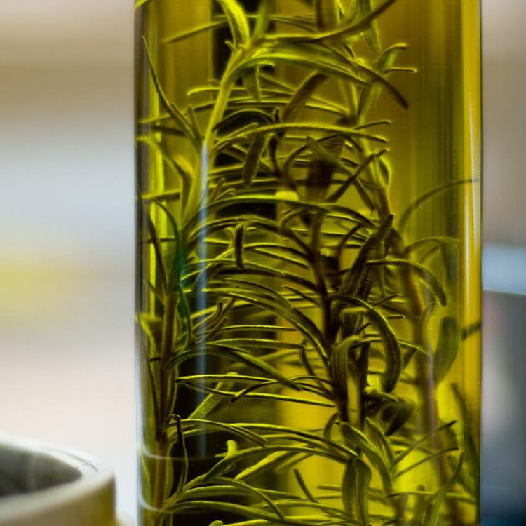 Romero Y Aceite De Oliva Para Mejorar Tu Piel Y Cabello Receta Alwaysinhealth Alwayshealth Health Thyme Oil Cooking With Olive Oil Edible Oil