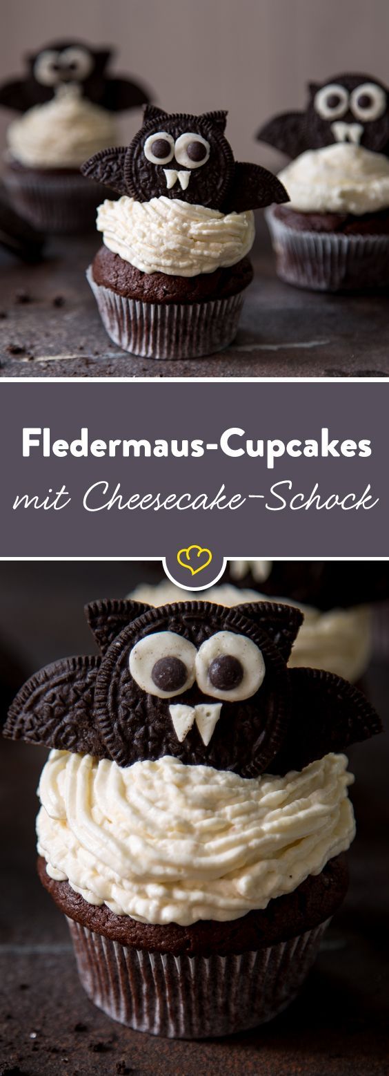 Welch köstlicher Schreck-Moment, wenn du beim zweiten Bissen plötzlich auf die köstliche Füllung aus Cheesecake-Creme triffst. Halloween Cupcakes, Bat Cupcakes, Halloween Torte, Dessert Halloween, Halloween Food For Party, Halloween Recipes, Halloween Treats, Cupcake Cakes, Halloween Chocolate