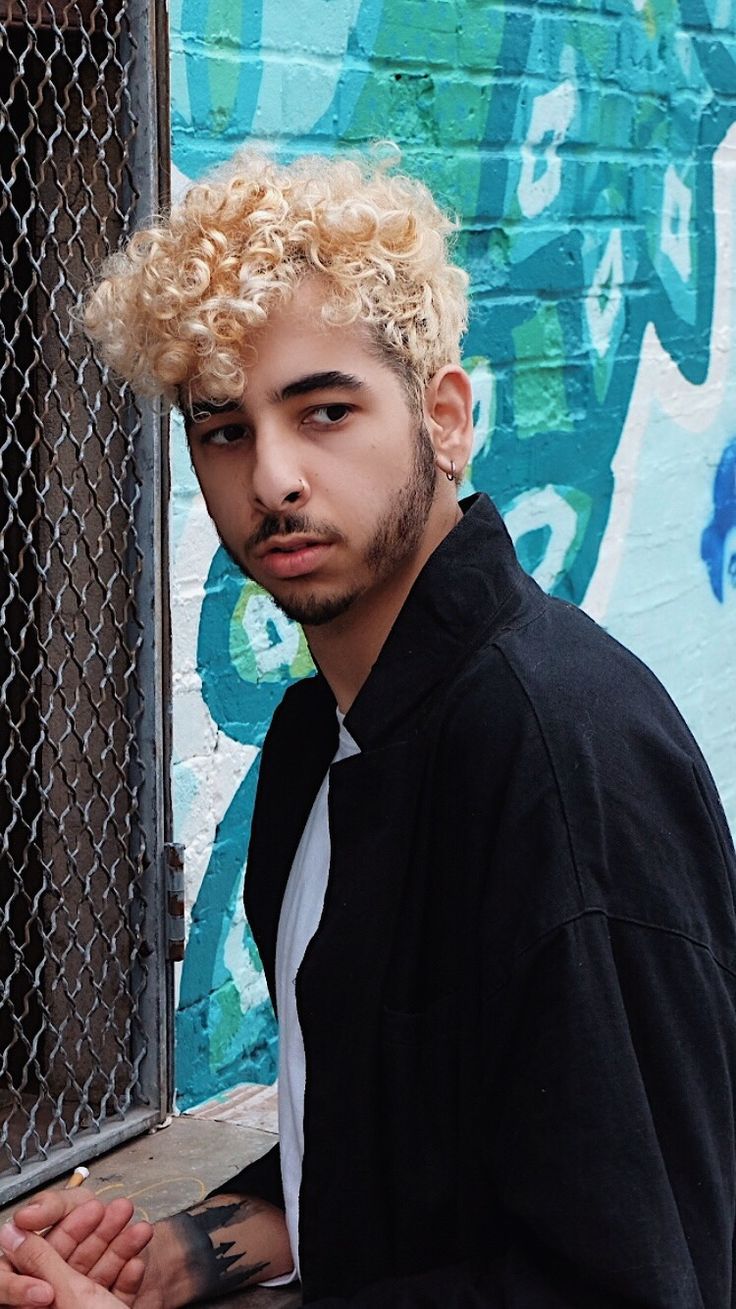 Männer lockiges Haar blond gefärbt Dyed blonde hair, Dyed curly hair, Curly hair men Männer lockiges Haar blond gefärbt Dyed blonde hair, Dyed curly hair, Curly hair men