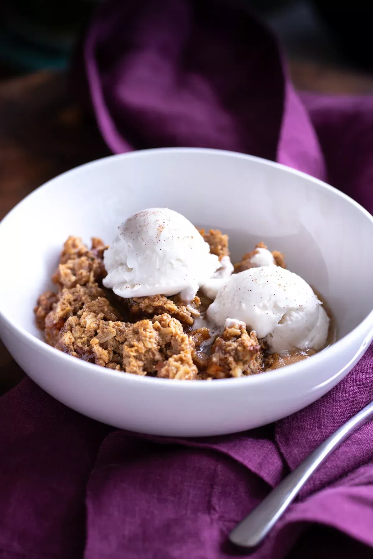 This Vegan Pear Apple Crisp combines tart apples, sweet pears, and a hint of ginger for a delightful take on classic old-fashioned apple crisp ! Naturally sweetened, Gluten-free + Nut-free option. Vegan Gluten Free Desserts, Gluten Free Nuts, Vegan Dessert Recipes, Vegan Sweets, Healthy Dessert, Nut Free, Healthy Eats, Apple Pear Crisp, Vegan Apple Crisp