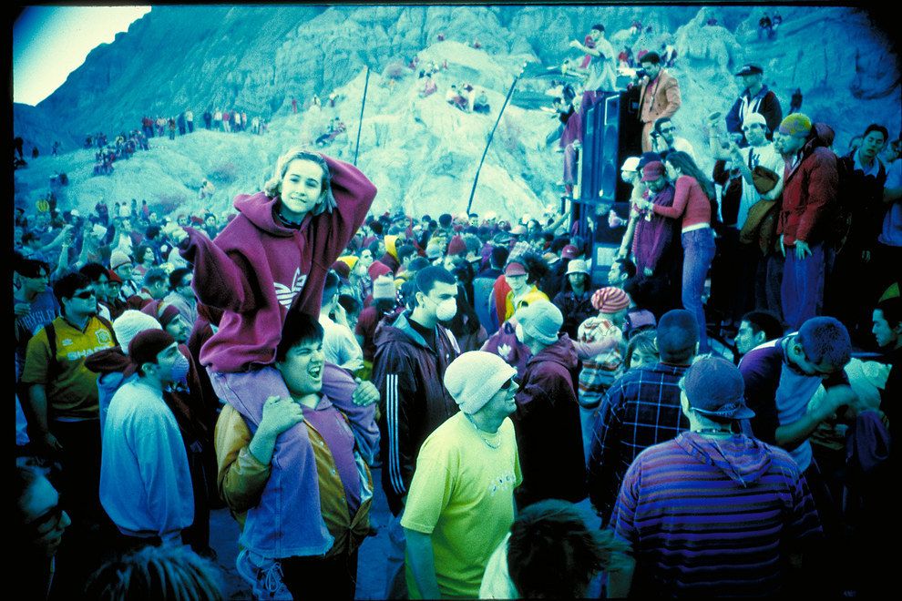 22 Photos That Show Just How Insane 90s Rave Culture Really Was 90s 22-photos-that-show-just-how-insane-90s-rave-culture-really-was-90s
