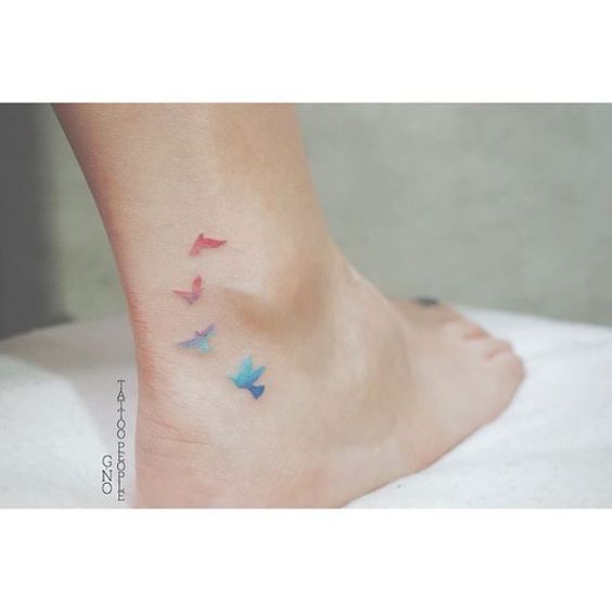 Cuando hablamos de tatuajes de Piscis, el de peces es el más emblemático. Originalmente se trata de dos peces nadando en círculo. Tiny Bird Tattoos, Tiny Tattoos For Girls, Cute Tiny Tattoos, Great Tattoos, Trendy Tattoos, Foot Tattoos, Mini Tattoos, Beautiful Tattoos, New Tattoos