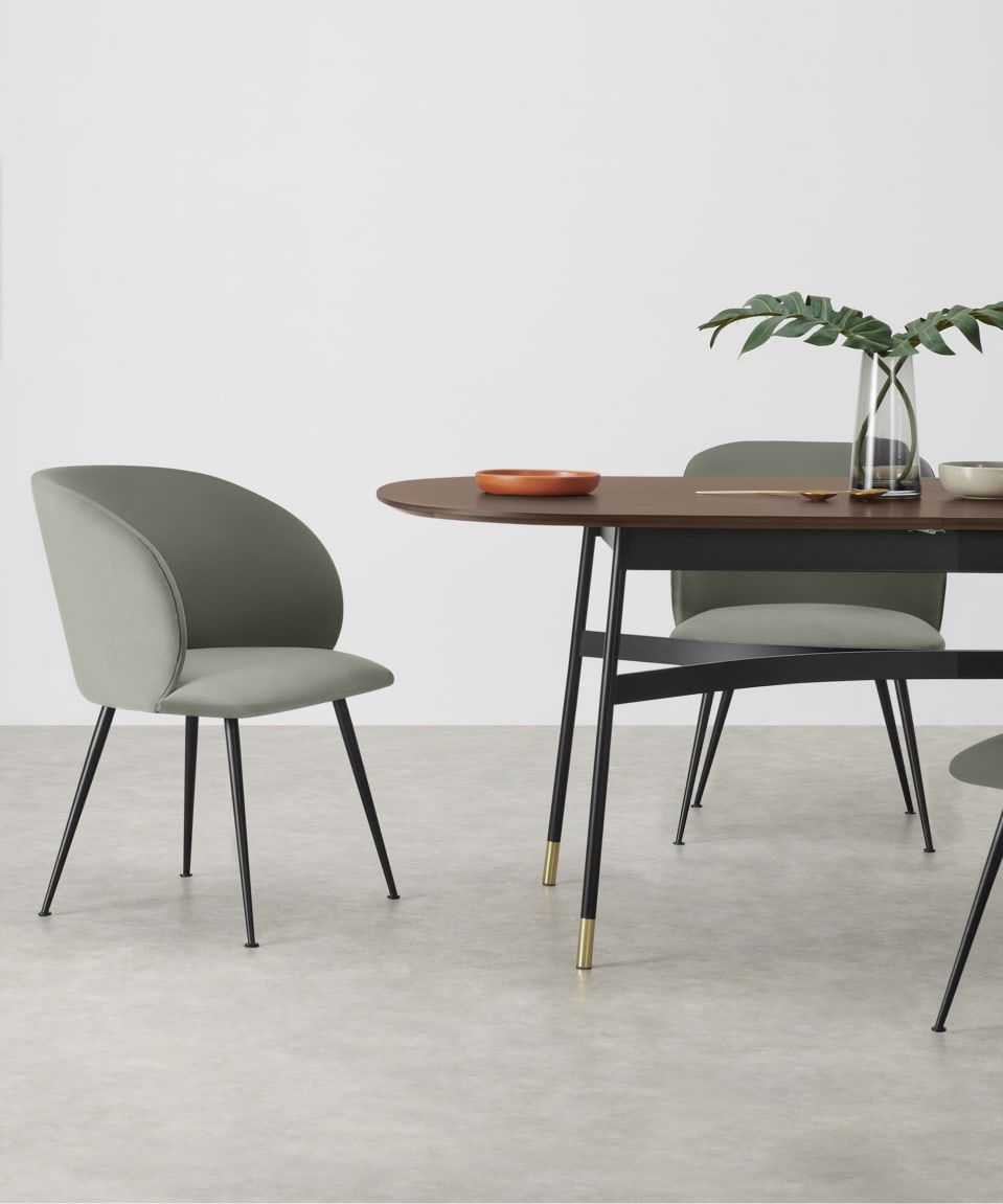 Adeline set van 2 eetkamerstoelen met armleuningen, bleekgroen fluweel en zwart | MADE.com Green Dining Chairs, Green Chair, Dining Room Chairs, Dining Table, Dining Area, Style At Home, Sofa Design, Furniture Design, Adeline
