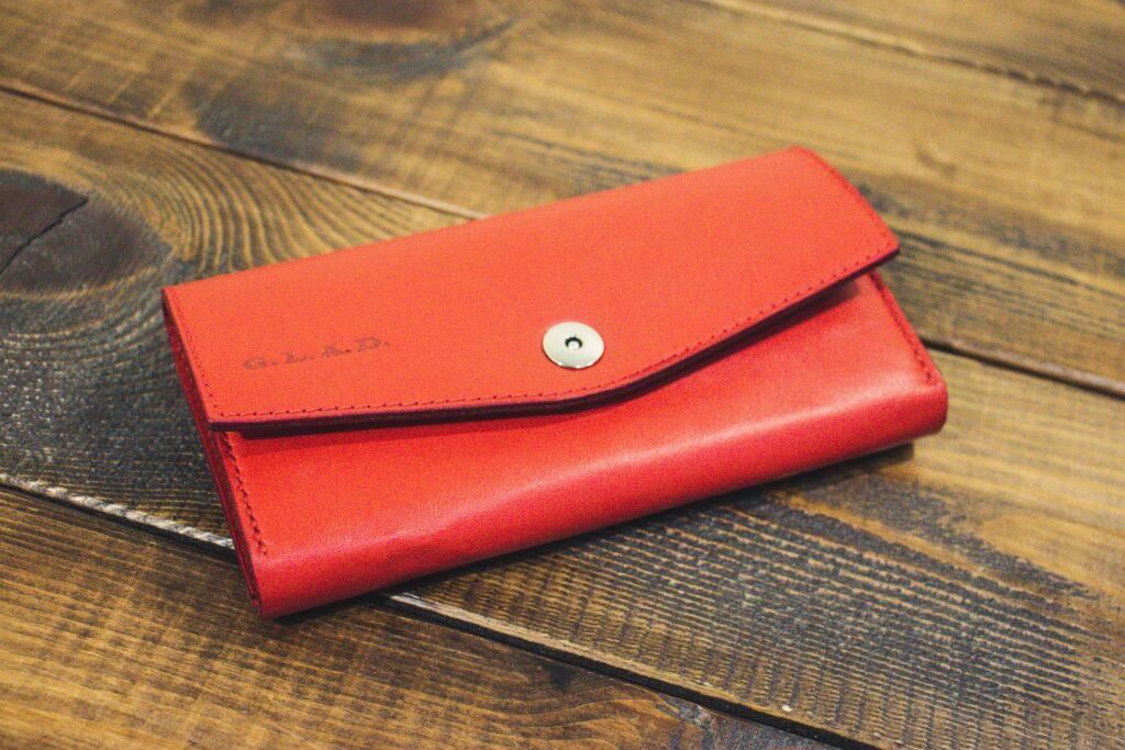 Женский кошелек красный на магнитной кнопке Leather Accessories Handmade, Handmade Leather Wallet, Leather Wallet Mens, Leather Outerwear, Travel Bags, Card Case, Leather Women, Continental Wallet, Bucket Bag