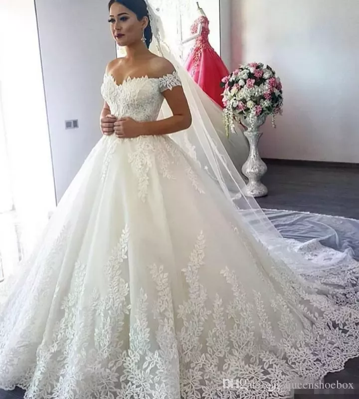 2017 Luxury Vintage Lace Applique Cathedral Train A Line Wedding