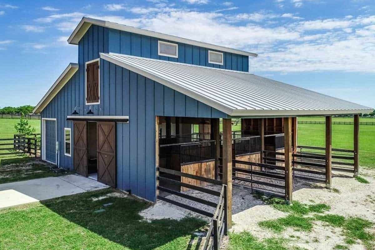 Come Home To This Ranch Pool Paradise Horse Barn Plans, Barn House Plans, Horse Barn Decor, Goat Barn, Farm Barn, Small Horse Barns, Barn Layout, Horse Farm Layout, Cattle Barn