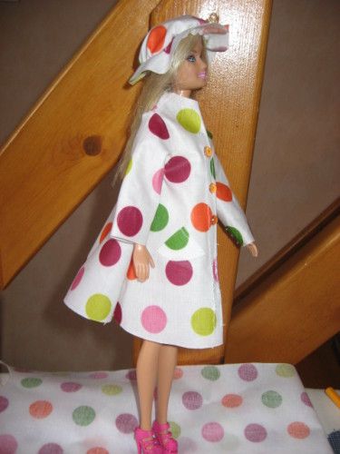 imperméable et capeline pour poupée Barbie - paminatelier.com - les tutos de Pamina Barbie Diy, Barbie And Ken, Barbie Dolls, Barbie Doll Clothing Patterns, Barbie Clothes, Doll Patterns, Barbie Stuff, Wedding Dress Patterns, Dress Patterns Free