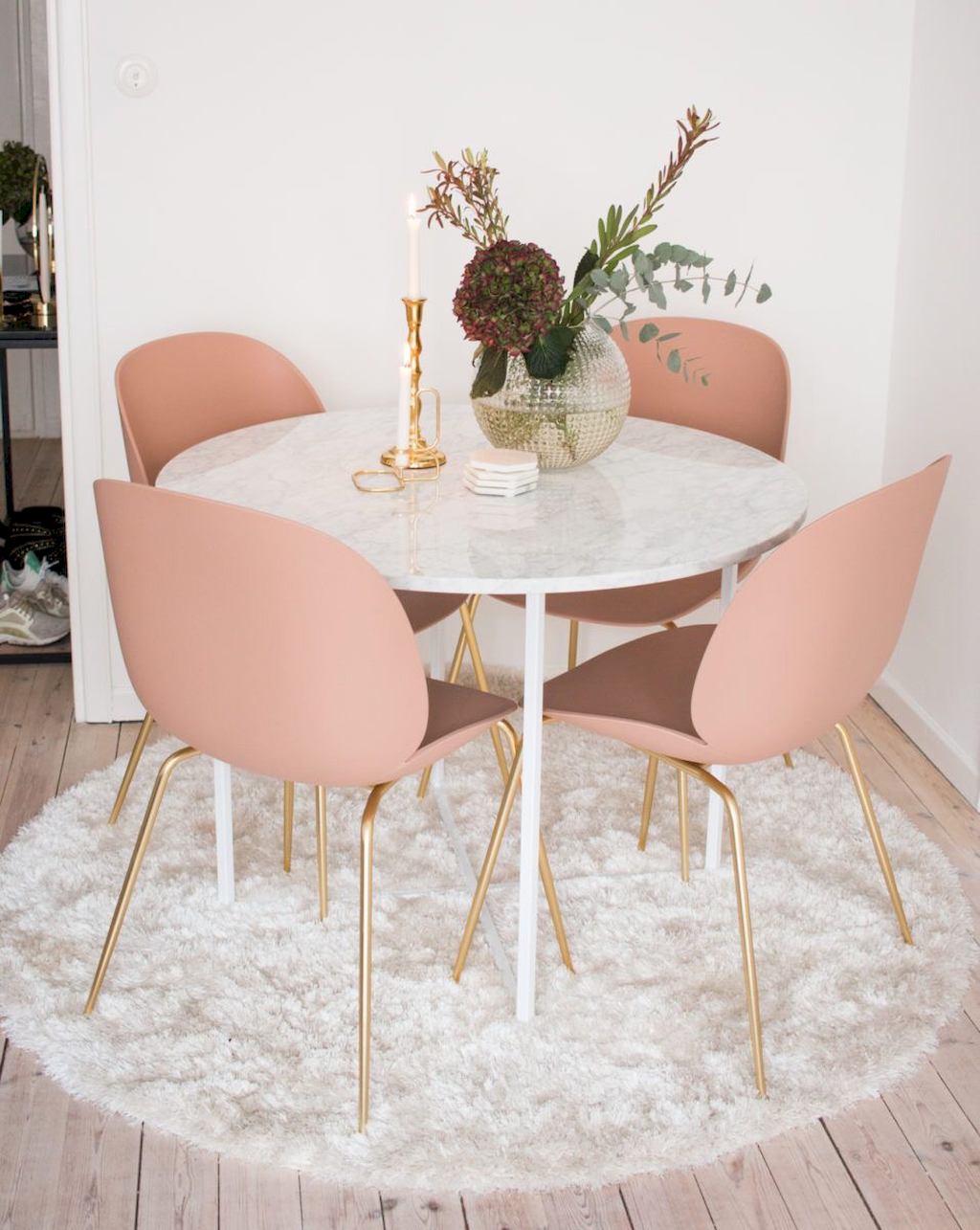 Awesome Design Space Saving Dining Room For Your Appartement https://hometoz.com/design-space-saving-dining-room-for-your-appartement/ Luxury Interior, Home Interior Design, House Interior, Apartment Interior, Apartment Kitchen, Pink Apartment Decor, Apartment Ideas, Apartment Luxury, Apartment Goals