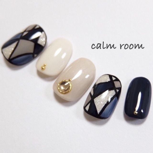 Calm Roomさんのステンドグラス デート オールシーズン パーティー グレー ブロック ネイビー ラメ ジェルネイル ホワイト ワンカラー ハンド ミディアム サンプルチップネイル ネイルブック ネイルデザイン 流行のネイル 尖ったネイル Calm Roomさんのステンドグラス デート オールシーズン パーティー グレー ブロック ネイビー ラメ ジェルネイル ホワイト ワンカラー ハンド ミディアム サンプルチップネイル ネイルブック ネイルデザイン 流行のネイル 尖ったネイル