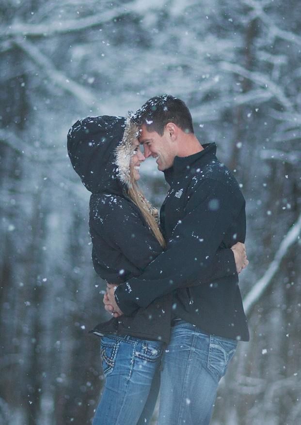 We Love Snow Winter Engagement Photos Outfits Winter Couple Pictures Winter Engagement Photos