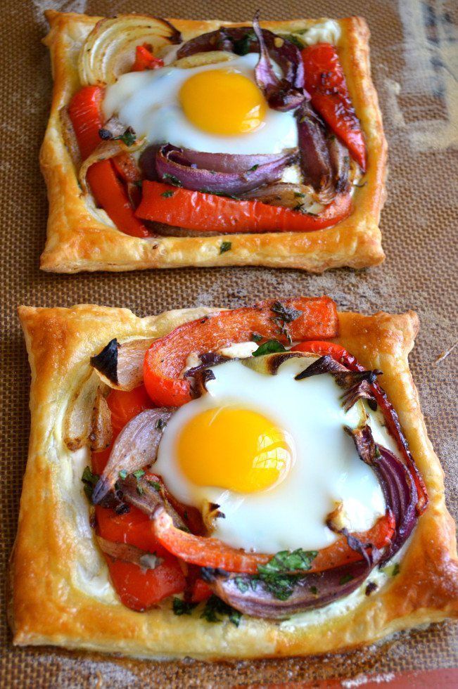 Red Pepper and Baked Egg Galettes | Planning the perfect brunch recipes is actually really easy and there are lots of options! You can go all out or you can prepare something simple. These breakfast treats are delicious. If you want to try cooking a class Easy Brunch Recipes, Breakfast Brunch Recipes, Breakfast Treats, Breakfast Dishes, Egg Recipes, Yummy Breakfast, Cooking Recipes, Ultimate Breakfast, Brunch Ideas