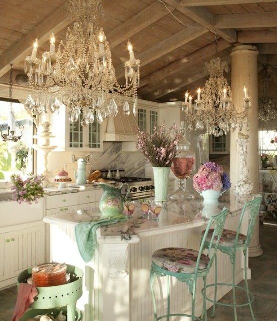 Conexão Décor. O encantador estilo Shabby Chic na decoração no blog da Conexão Décor. http://conexaodecor.com/2017/07/estilo-shabby-chic-na-decoracao/ Shabby Chic Decorating, Decoration Shabby, Shabby Chic Homes, Cottage Decorating, Decorating Kitchen, Shabby Chic Interiors, Cocina Shabby Chic, Estilo Shabby Chic, Style At Home