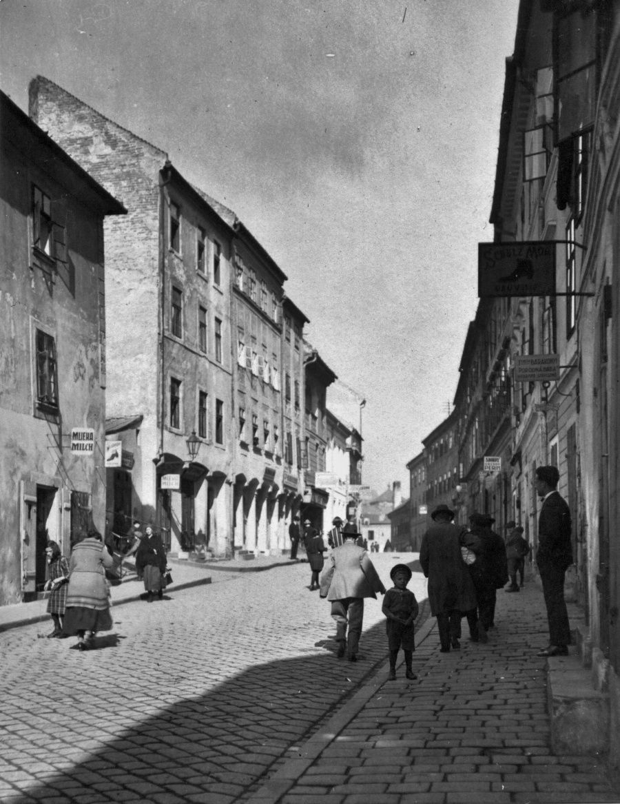 Najväčšie kultúrne barbarstvo 20. storočia: Takto zmizla perla Bratislavy z povrchu zemského – galéria | Topky.sk - Bleskovky Bratislava, Slovakia, Ako, Statues, Street View, Views, Scenes, Travel, Nostalgia