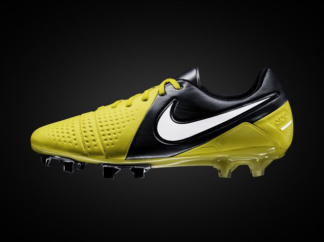 Las Nike CTR360 MAESTRI III ya están Consíguelas aquí: http://www.futbolmanianet.com/futbol/525166710/botas-de-… Fußballschuhe, Nike, Sport