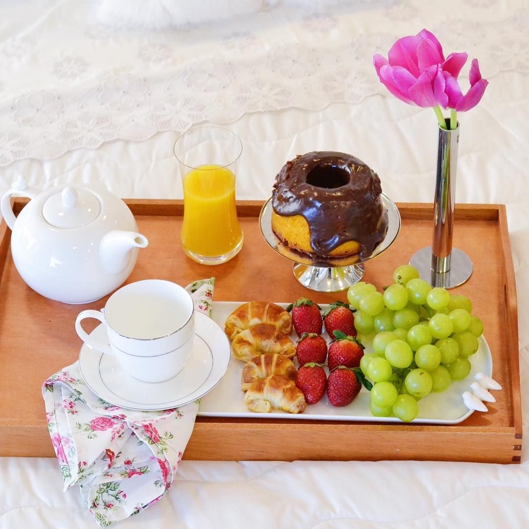 Blog Receber com Estilo on Instagram: “Pra começar bem o dia café da manhã na cama recheado de delícias e muito charme. Já pensou acordar quem você ama com esse carinho? Peças…” Romantic Breakfast, Breakfast Gift, Breakfast In Bed, Breakfast Dishes, Breakfast Presentation, Bistro Food, Hotel Food, Party Food Platters, Food Displays