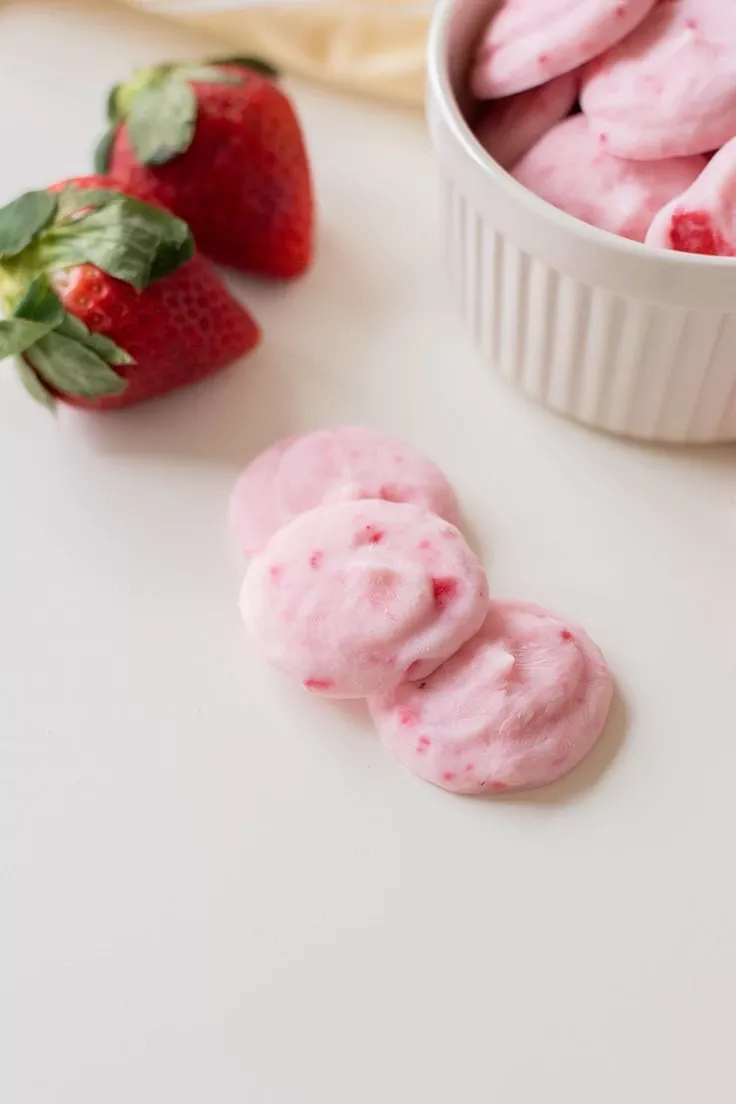 These Easy Strawberry Frozen Yogurt Bites are a simple healthy snack to make and are only made with 3 ingredients! One thing's for sure: your kids will love this treat! #kenarry #ideasforthehome Frozen Yogurt Bites, Strawberry Frozen Yogurt, Frozen Snack, Easy Strawberry, Homemade Desserts, Healthy Dessert Recipes, Healty Food, Diy Food Recipes, Salad Recipes