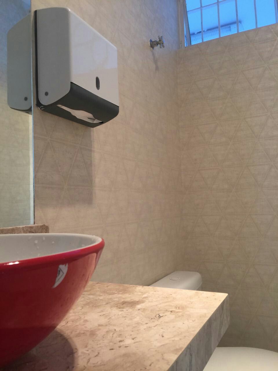 Lavabo com papel de parede Ricca Cortinas. | Papeis de parede, Cortinas