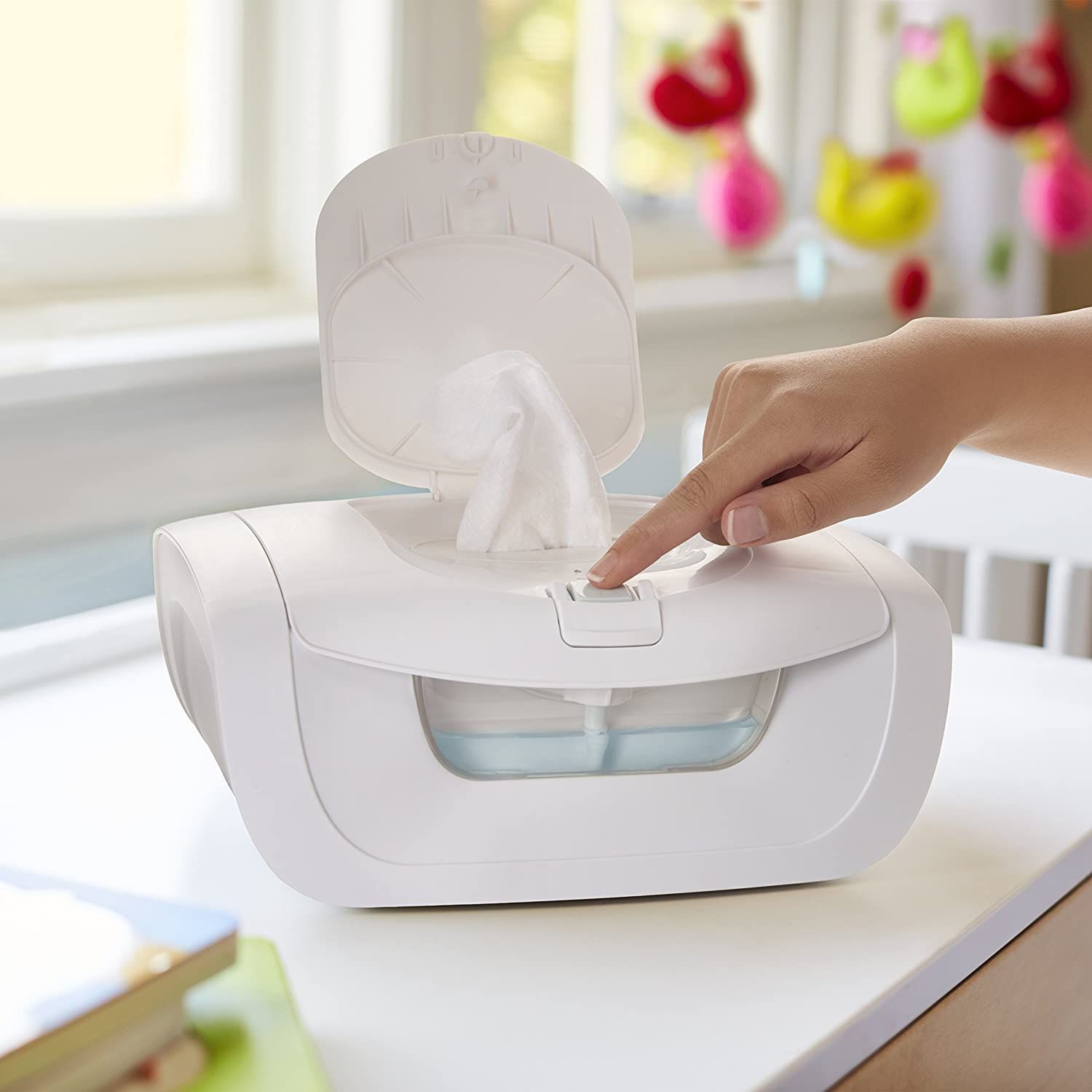 Ayude a que el cambio de pañales sea más placentero para su pequeño con la comodidad de una toallita tibia. Este conveniente sistema de calentamiento de toallitas almacena hasta 100 toallitas estándar para bebés y las dispensa convenientemente desde una tapa abatible. Su sistema de calentamiento de arriba hacia abajo de bajo voltaje garantiza una limpieza tibia en todo momento. El calentador de toallitas húmedas Bright & Warm de Munchkin también cuenta con una luz nocturna de brillo suave que ay Wipe Warmer, Baby Warmer, Wet Wipe Dispenser, Diapering Essentials, Easy Fill, Water Reservoir, Blue Led Lights, Baby Comforter, Kids Bath