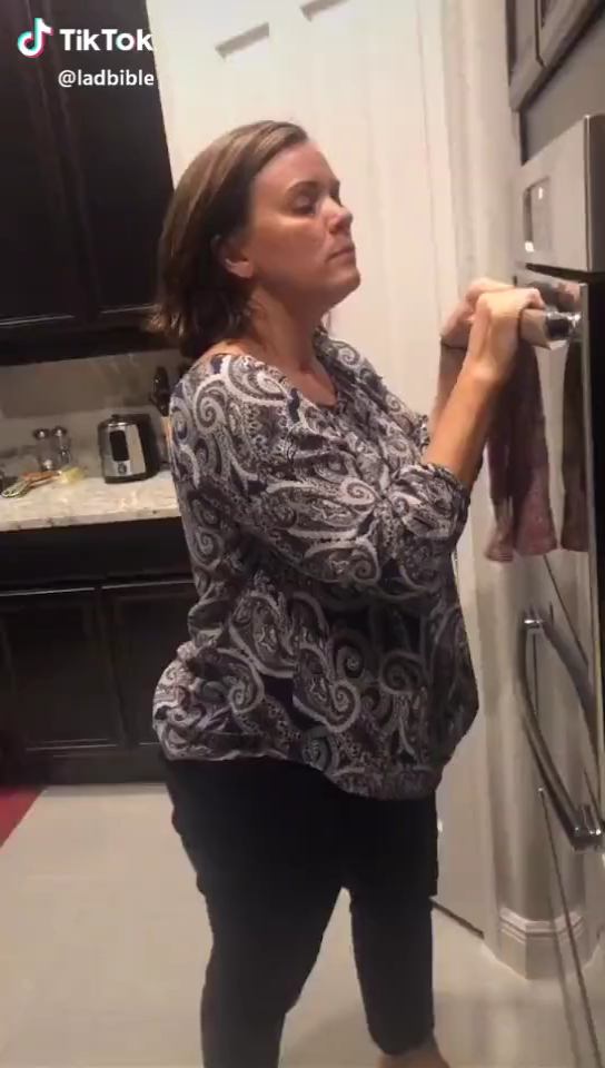 Latest Funny Videos Funny mum with her squeaky oven dance Story of a Florida mother who discovered how much her oven door squeaks decided to record the door sound and make the squeaky oven dance which had gone viral. As funny as it may sound, anything is possible when it comes to internet sensation. 1 New Funny Videos Funny mum with her squeaky oven dance Story of a Florida mother who discovered how much her oven door squeaks decided to record the door sound and make the squeaky oven dance which had gone viral. As funny as it may sound, anything is possible when it comes to internet sensation.