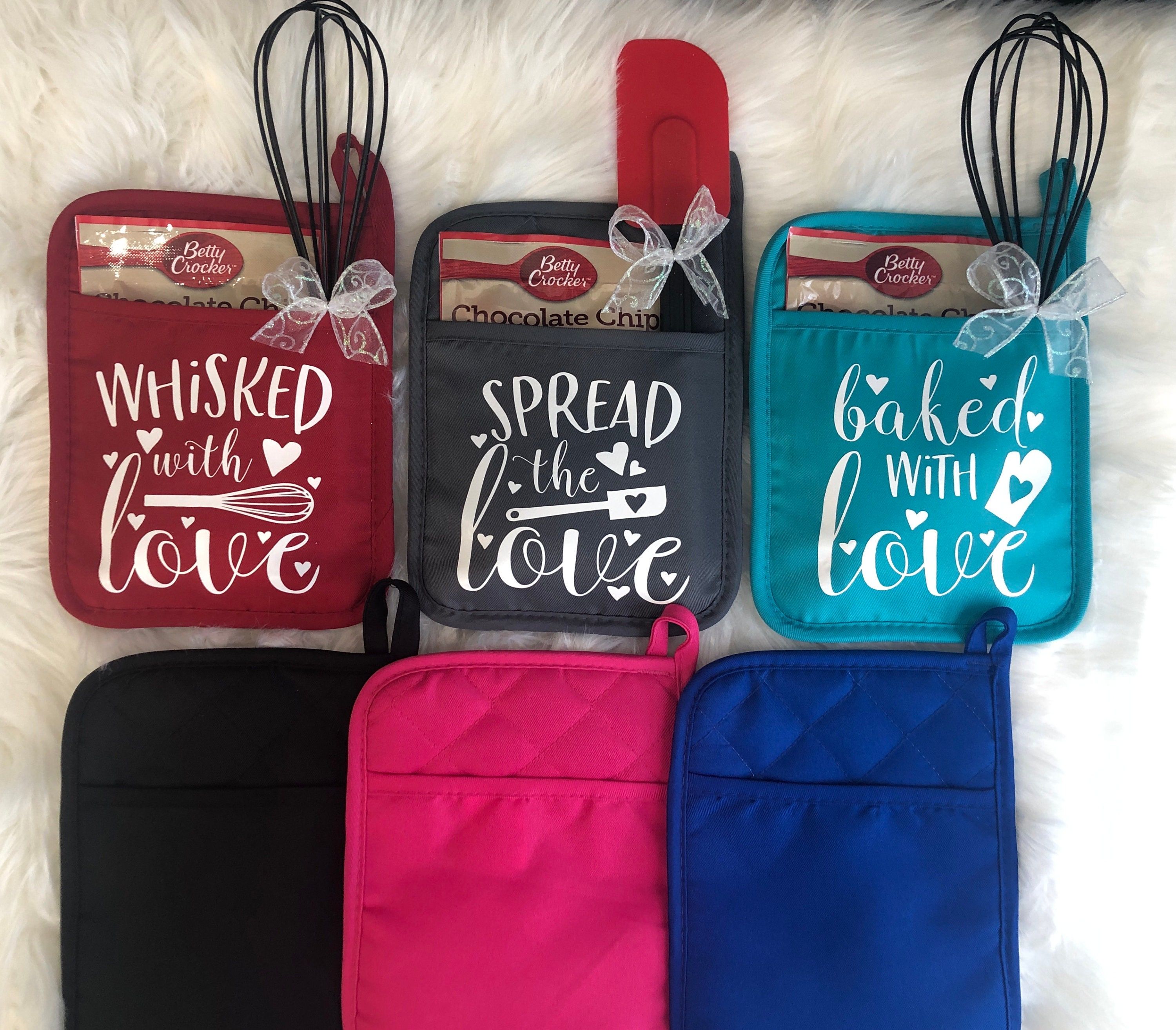 This is a potholder gift set. It comes in a choice of potholder colors (red, black, aqua, and gray, fuscia, and royal blue). Then pick which saying that you would like put on the potholder from picture above. It comes with either a whisk or a spatula, a baking kit, and is beautifully accessorized with a bow. This would make a great wedding shower prize for all of the games played. It would also be a thoughtful, inexpensive gift for a neighbor, teacher, pastor, lawn person, mail person, or just u Wedding Shower Prizes, Bridal Shower Games Prizes, Baby Shower Prizes, Bridal Shower Gifts, Bridal Shower Baskets, Party Game Prizes, Unique Bridal Shower Favors, Wedding Showers, Party Favors