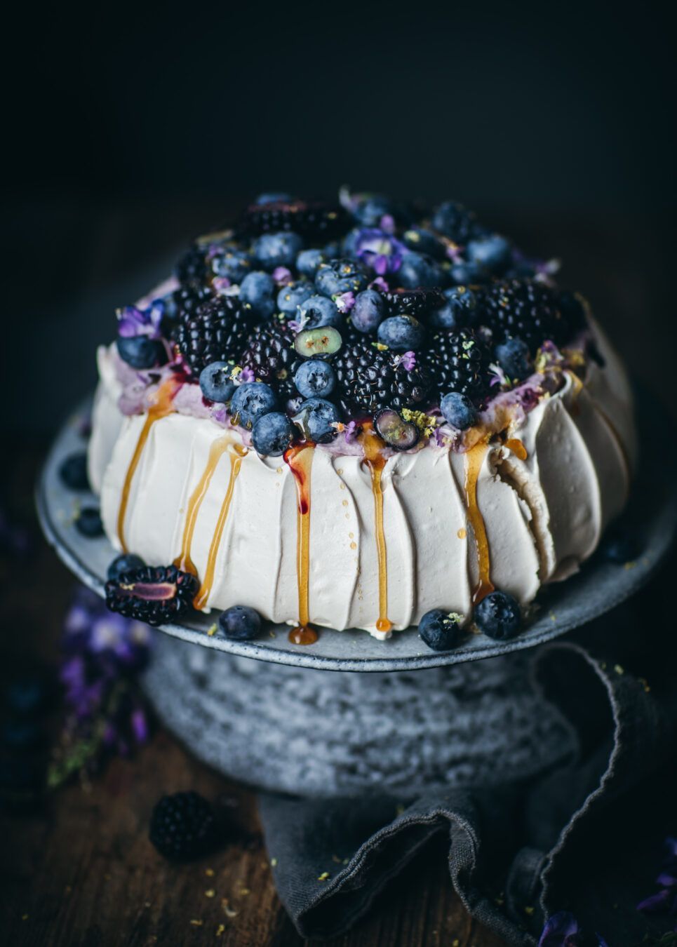 Blackberry Cardamom Pavlova Pavlova Dessert, Eat Dessert, Pavlova Cake, Meringue Pavlova, Mini Pavlova, Just Desserts, Delicious Desserts, Yummy Food, Fancy Desserts