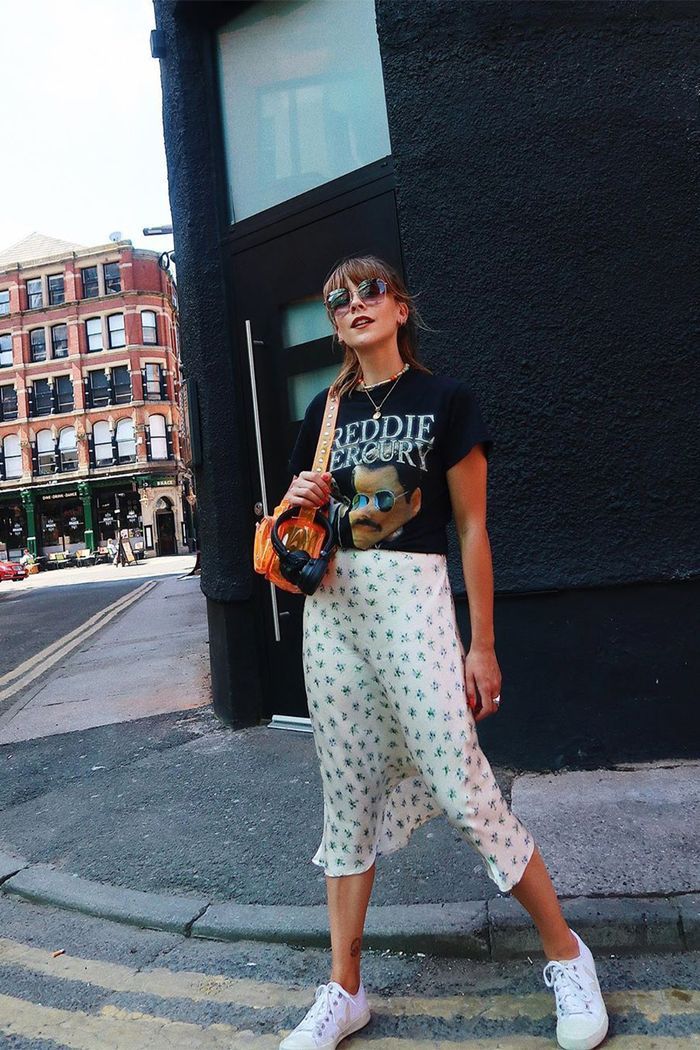 The Exact Shoes to Wear With Skirts to Look Right in 2019 | Who What Wear UK Slip Skirts, Work Skirts, Band Tee Outfits, Band Tee And Skirt Outfit, Tomboy Outfits, Outfits Grunge, Emo Outfits, Grease, Rockabilly