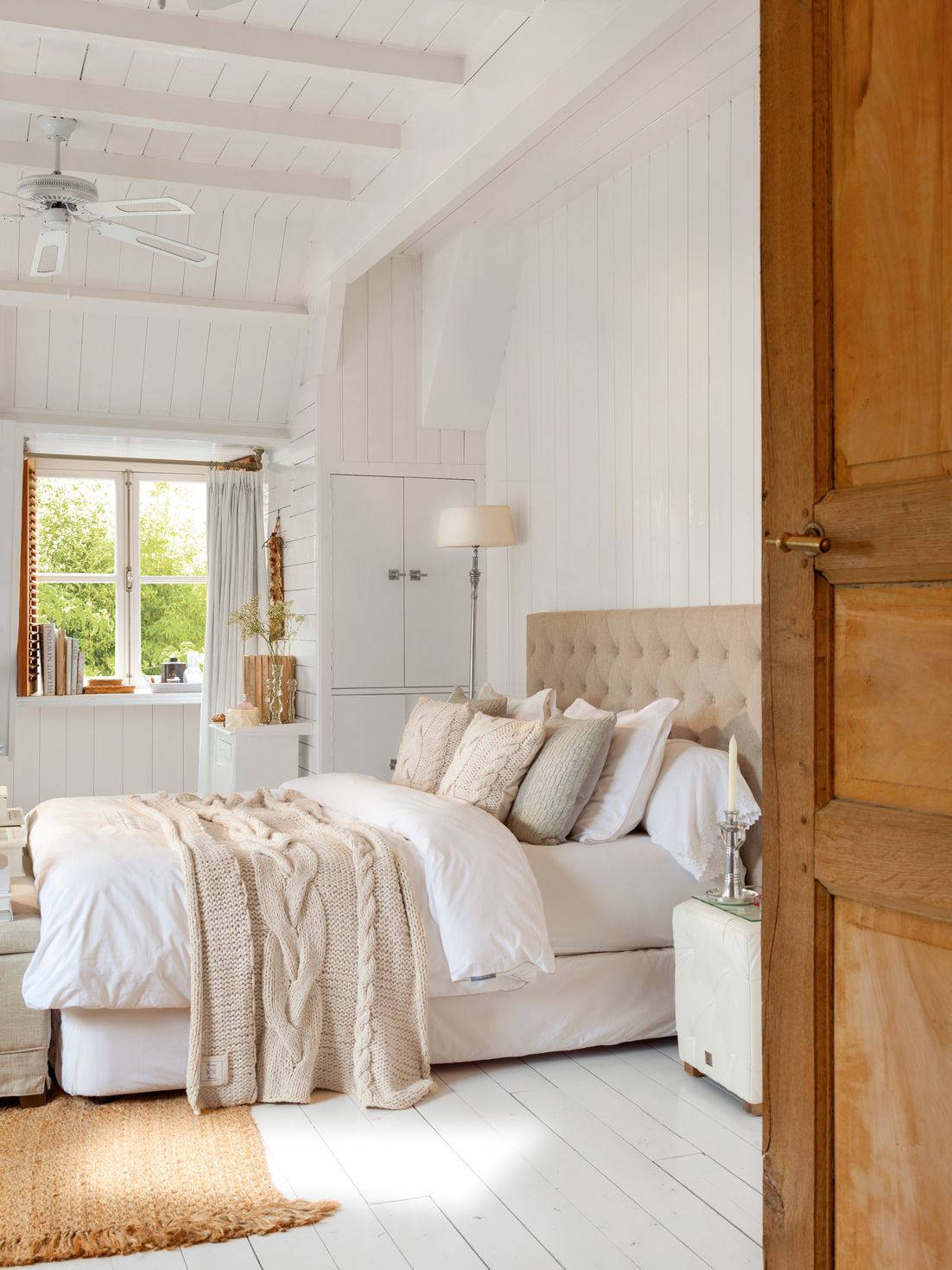 Dormitorio con paredes de madera blanca, con cabecero tapizado y ropa de cama de lana. Todo en tonos blanco y #beige #elmueble #dormitorio #camas #blanco Cozy Farmhouse Bedroom, Farmhouse Style Bedrooms, Cozy Bedroom, Guest Bedroom, Neutral Bedroom, Wooden Bedroom, Unique Farmhouse, Perfect Bedroom, Farmhouse Interior