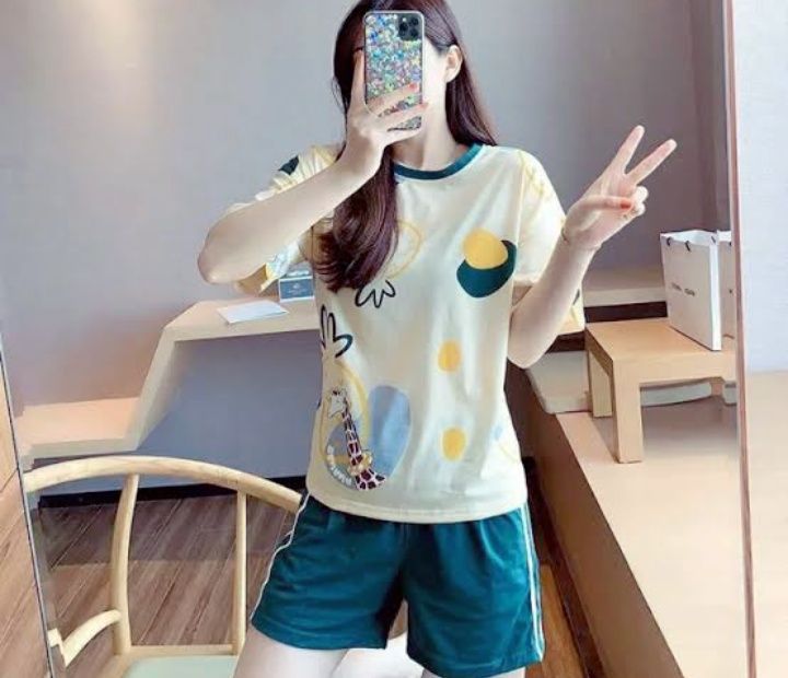 Menceritakan tentang kisah cinta antara dua orang yang berbeda jauh u… #romansa # Romansa # amreading # books # wattpad Antara, Daddy, Wattpad, T Shirts For Women, Women's Top, Tops, Fashion, Moda, Fashion Styles