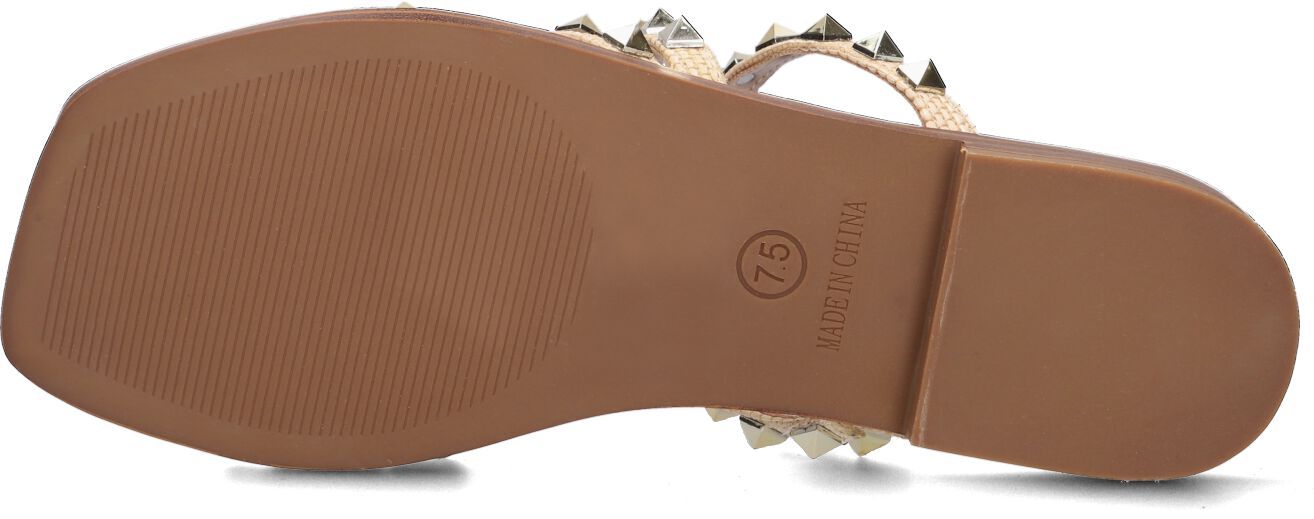 Hoe leuk zijn deze beige slippers Skyler van het merk Steve Madden! Met dit model ga jij super trendy de zomer door. De bandjes over de voet hebben een beige kleurige en zijn afgewerkt met opvallende goudkleurige, piramidevormige studs voor een stoere look. De binnenkant van de bandjes zijn gevoerd met leatherlook en het voetbed is uitgevoerd in bruin gevoerd leatherlook met een goede demping voor een aangenaam comfort de hele dag door. Extra leuk detail zijn de smalle piramidevormige studs in d Steve Madden Slippers, Sunglasses Case, Dame, Beige, Products, Fashion, Moda, Fashion Styles, Fashion Illustrations