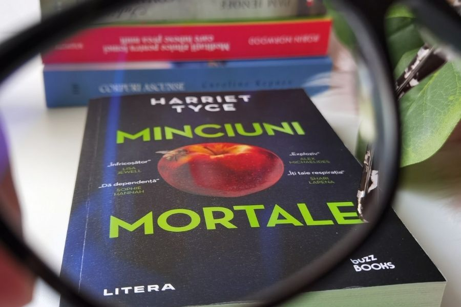 Thriller. Când văd asta, îmi sclipesc ochii și mi se învârtesc rotițele cu mare viteză. Este genul meu preferat și nu rezist când am în față un roman de acest tip care mai are și un titlu incitant, o copertă cu un vizual interesant și aprecieri din partea unor autori care m-au captivat, precum Lisa … Gene, Roman, Pad