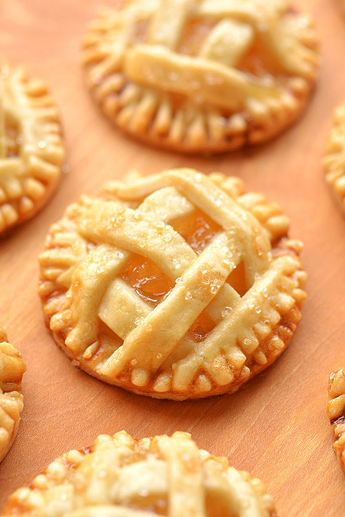 These mini apple pies are SO GOOD! There's nothing like warm apple pie, with a delicious flaky crust and that gooey, sweet apple filling. These delicious fall treats will disappear fast! Mini Pie Recipes, Apple Recipes, Sweet Recipes, Baking Recipes, Cookie Recipes, Dessert Recipes, Mini Apple Pie Recipe, Fall Treats Recipes, Baking Pies