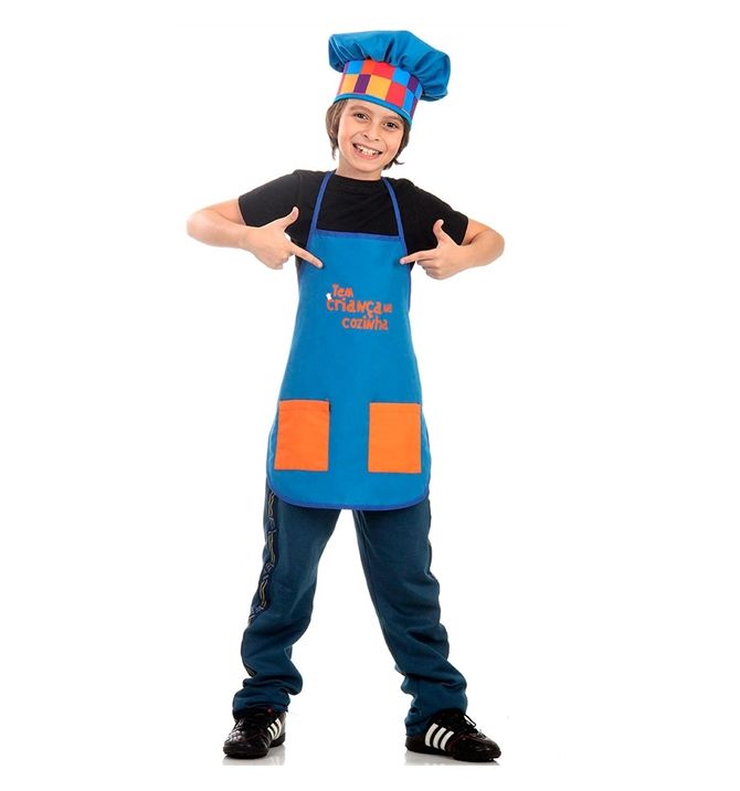Sobre a fantasia tem criança na cozinha: Tipo: Fantasia Infantil Genero: Fantasia para meninos Tem Criança na Cozinha é um seriado infantil culinário, onde crianças ensinam a fazer receitas super fáceis e criativas para você poder fazer em casa com seu filho. Misture os ingredientes e faça da cozinha o lugar mais legal para você se divertir com seu pequeno. Com essa fantasia infantil seu filho estará pronta para se divertir, fabricada com material de qualidade para garantir todo o conforto das c Apron, Products, Fashion, Blue Apron, Toddler Girl Costumes, Infant Costumes, Diy Home, Baby Boys, Creature Comforts