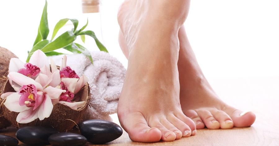 Receta Natural Para Aliviar Pies Cansados E Inflamados Cuidado De Los Pies Pies Cansados Piel De Los Pies Seca
