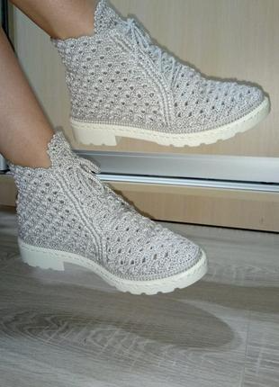 Вязаные ботиночки на шнуровке ручная работа hand made Crochet Bows, Crochet Sandals, Crochet Slippers, Crochet Clothes, Crochet Dress, Tapestry Crochet Patterns, Crochet Sweater Pattern Free, Pikachu Crochet, Shoes Sandals