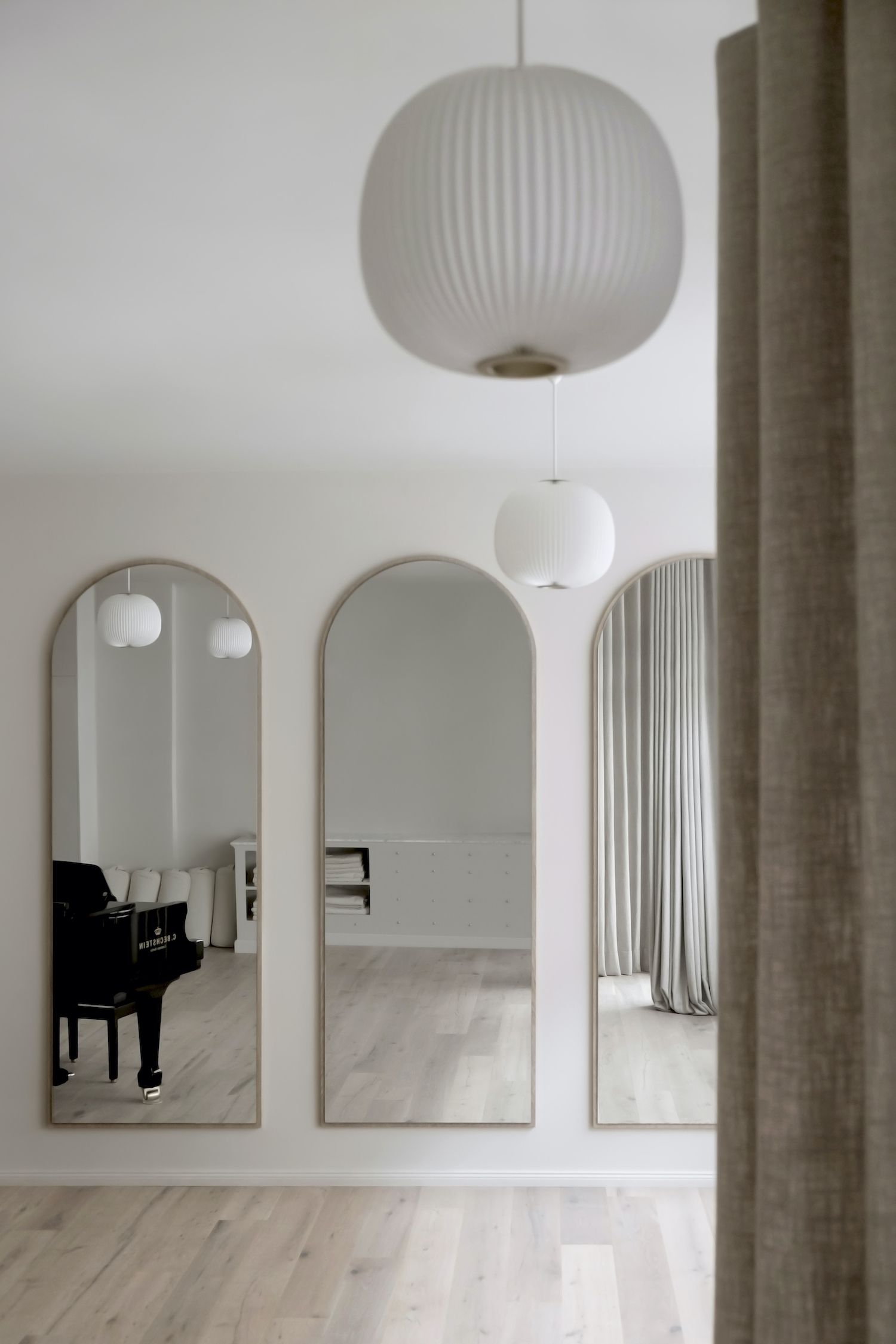 Lullula is a minimalist studio located in Berlin, Germany, designed by Studio Emily Broom. The studio has recently completed the interior design of a studio for voice, music, and education situated in a former 120 year old pharmacy. Upon entering the studio, heavily woven linen floor to ceiling curtains quieten the space both aesthetically and acoustically, whilst natural linen sheers in the front and rear classroom windows provide privacy from the outside world and bring an almost serene qualit Interior Inspo, Modern Interior, Interior Architecture, Interior Design, Modern Minimalist Interior, Interior Art, Minimalist Design, Floor To Ceiling Curtains, Interior Minimalista