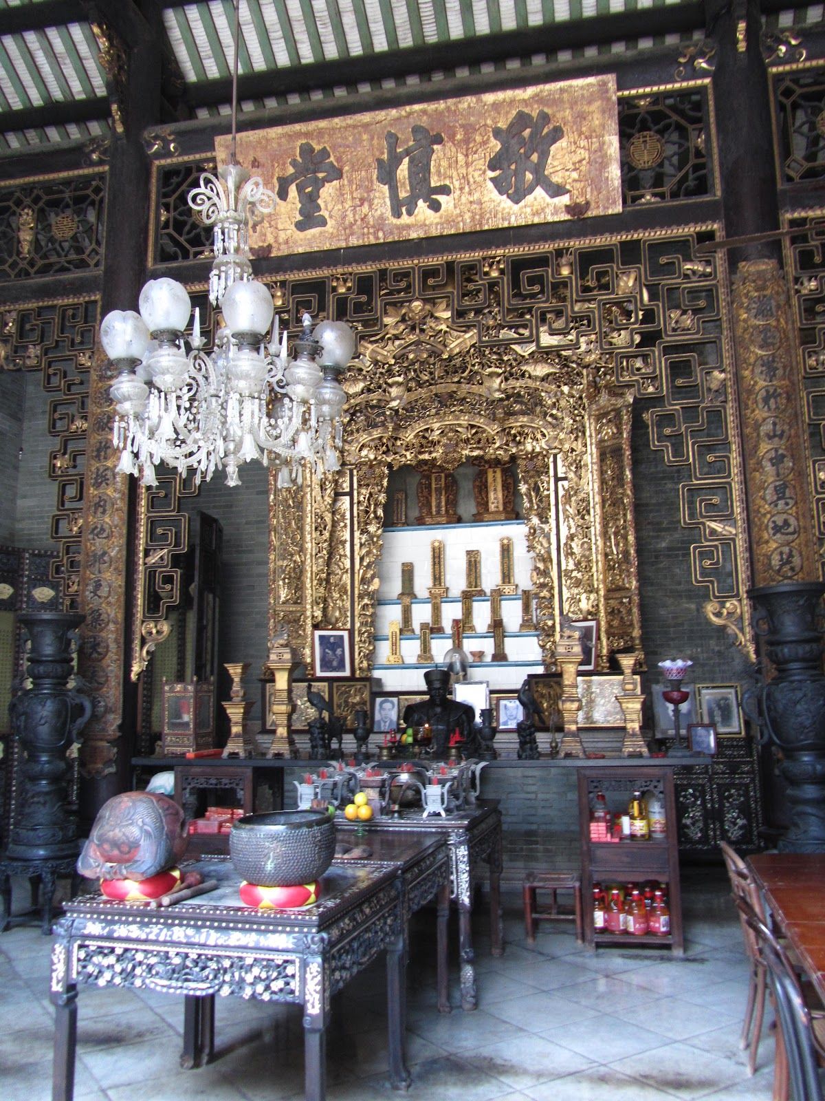 Chinese Ancestor Altar Hall Where The Names Of Ancestors Were Put On Plaques Like An Altar Chinese Architecture Chinese Interior China Architecture